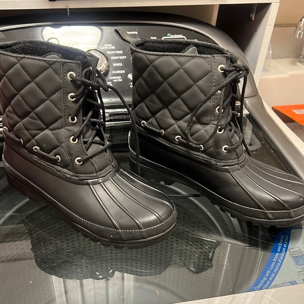 Like new Sperry Womens warm sperry snow rain boots